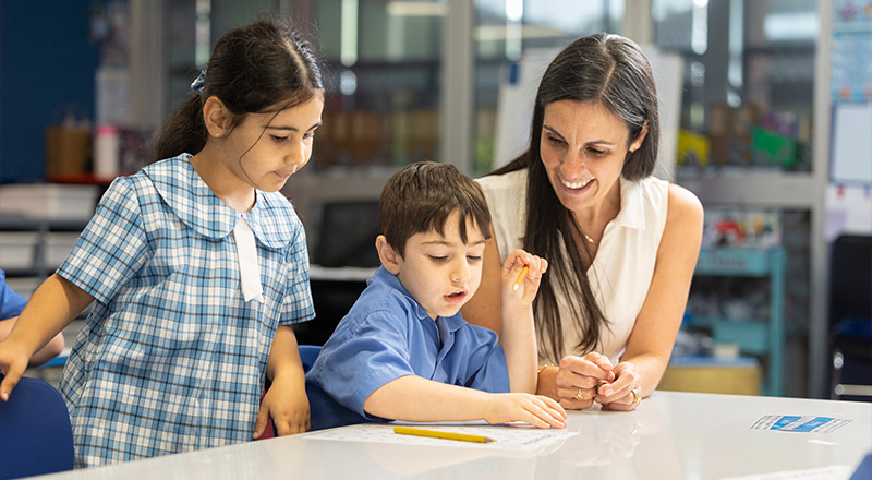 Lauren Anderiesz assisting students